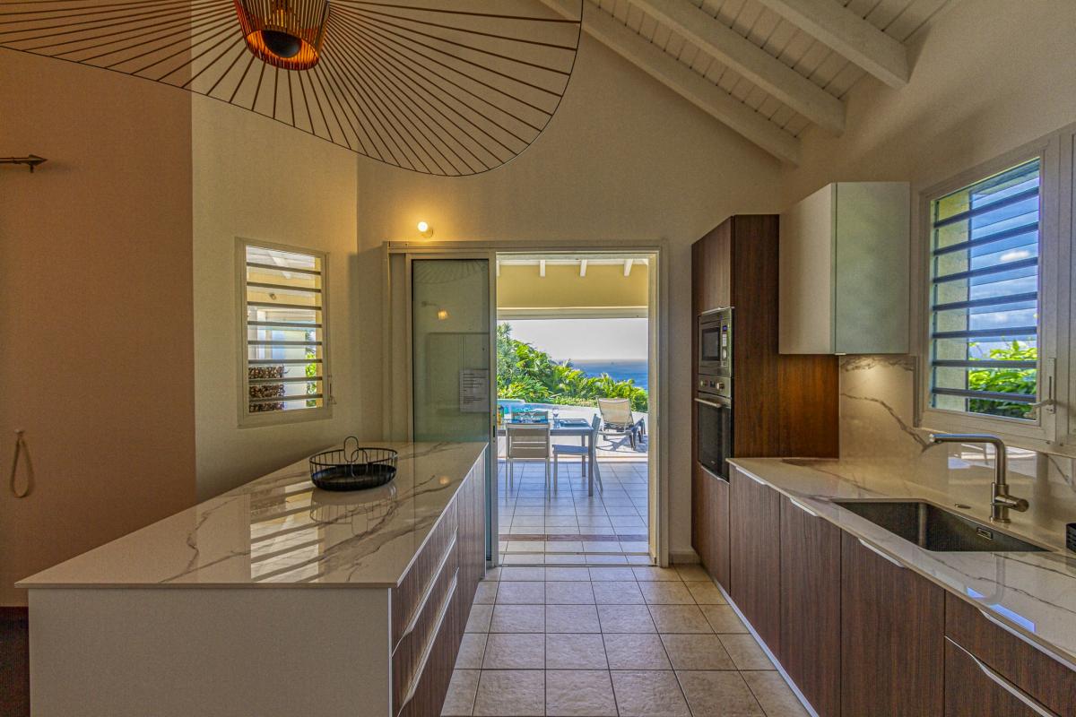 9. Location villa vue mer piscine Deshaies Guadeloupe_Cuisine Vue Mer des Caraibes